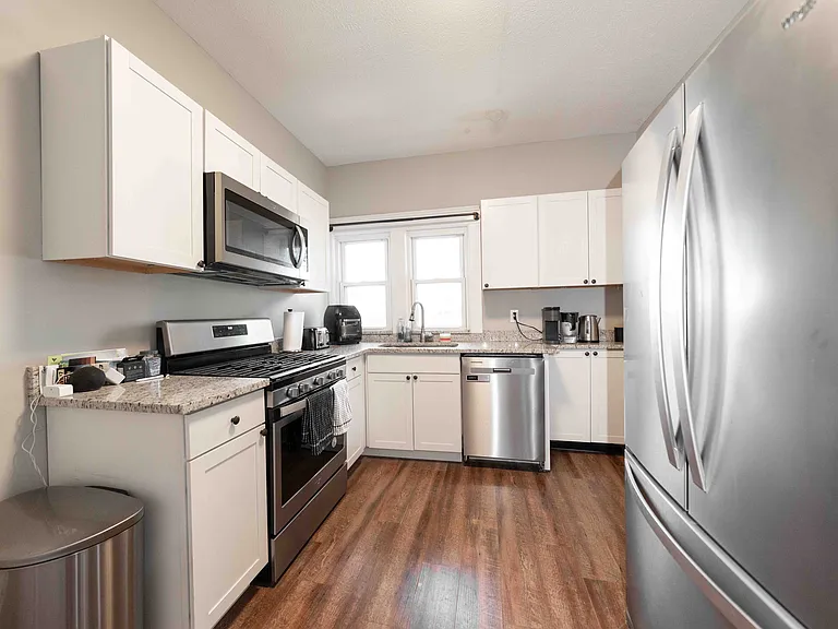 1374 Gladys Ave — Photo 7