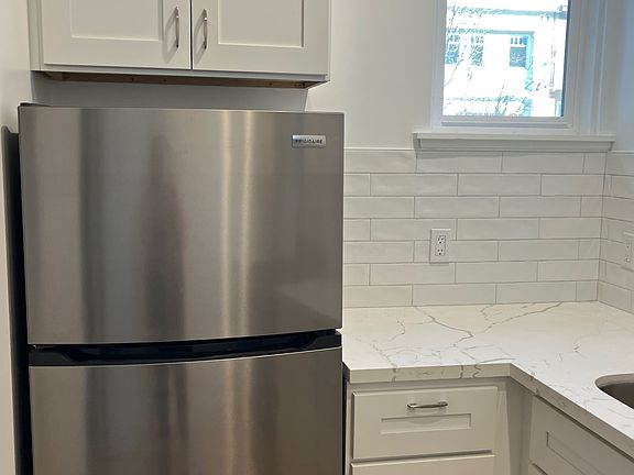 5th image of 105 21st Ave APT 3