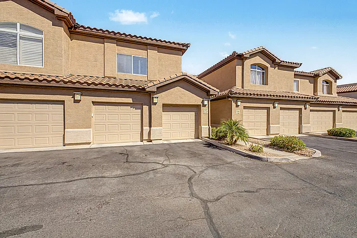 2 bed, 2.0 bath, 1299 sqft, $1,900 — Photo 2