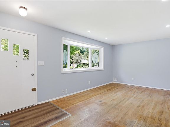 4th image of 1014 Scott Ave