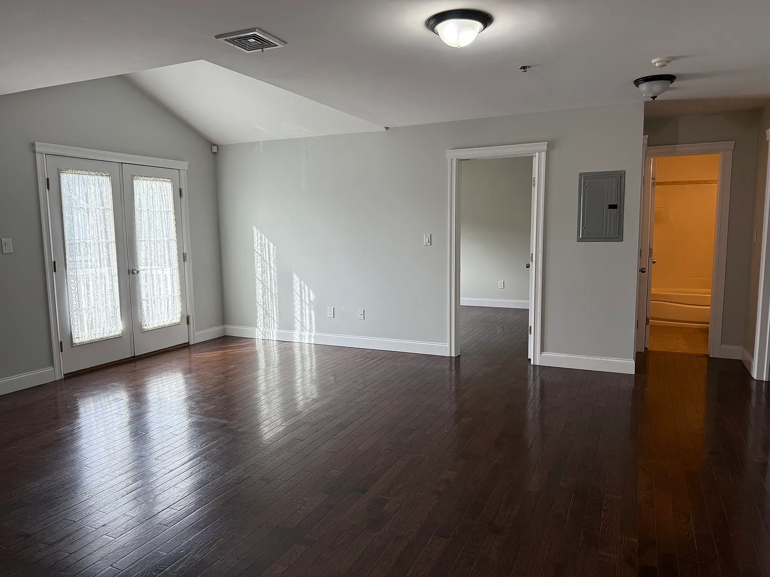 2 bed, 900 sqft, $2,700 — Photo 4
