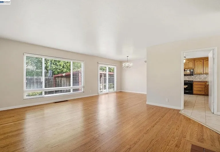 930 Castle St — Photo 5