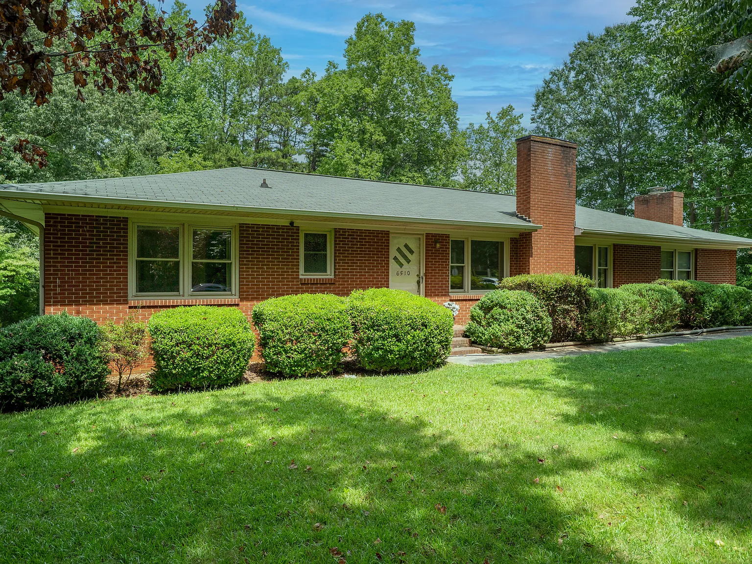 3 bed, 1.5 bath, 1776 sqft, $1,900 — Photo 2