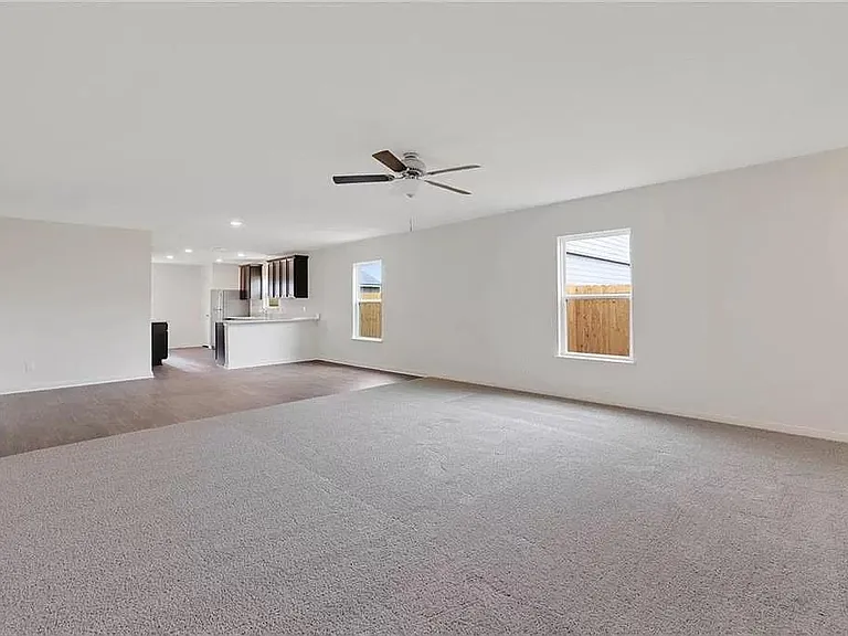121 Fairfax Ln — Photo 3