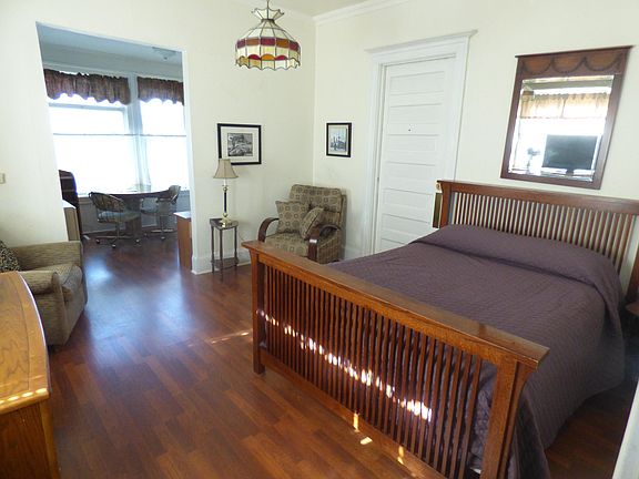 Living room/bedroom Queen bed