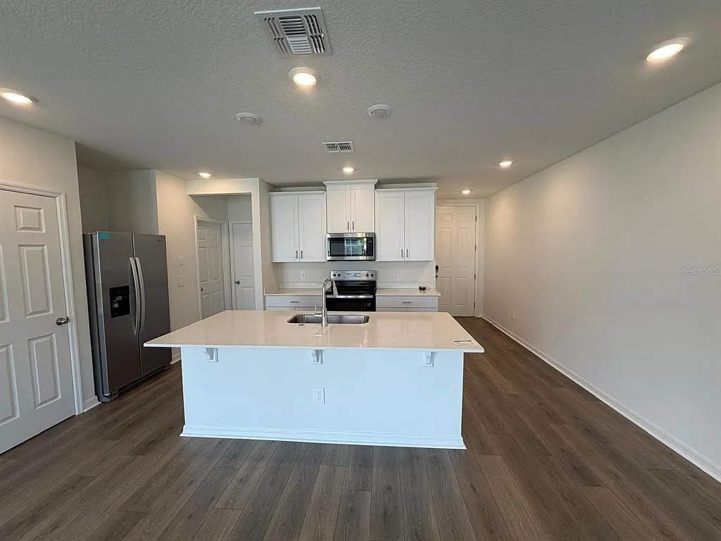 3 bed, 2.5 bath, 1566 sqft, $2,400 — Photo 3
