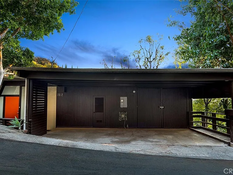 7912 Willow Glen Rd — Photo 2