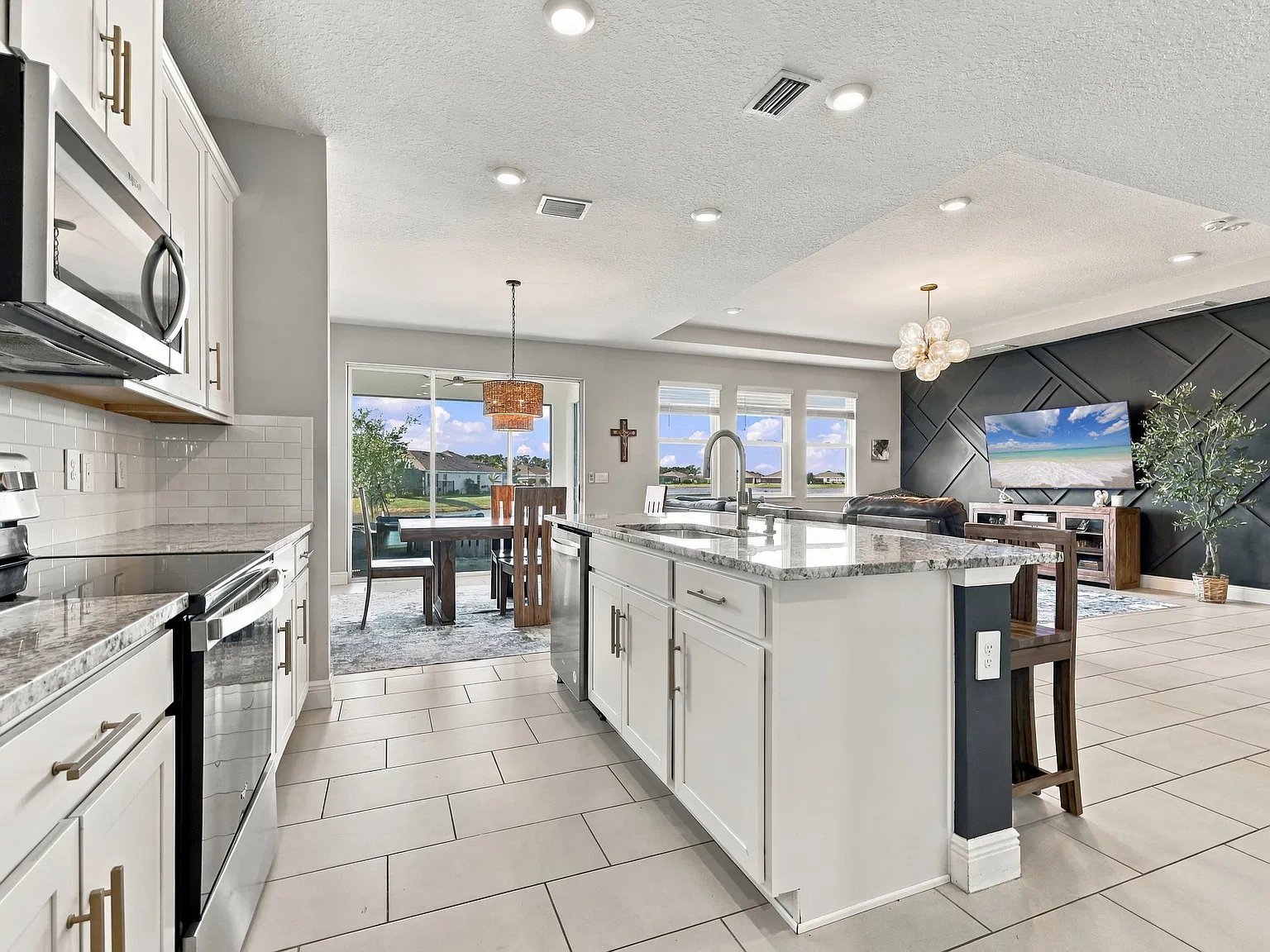 4 bed, 3483 sqft, $4,300 — Photo 3