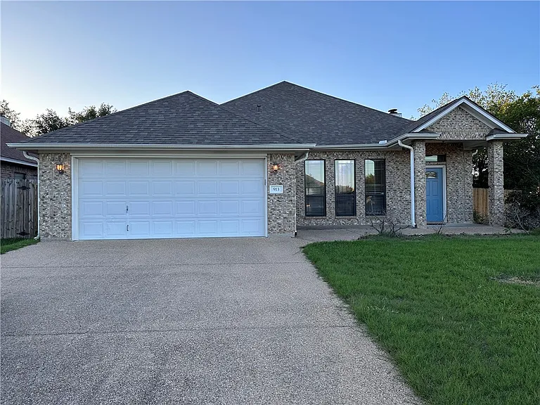 913 Delrey Dr — Photo 1