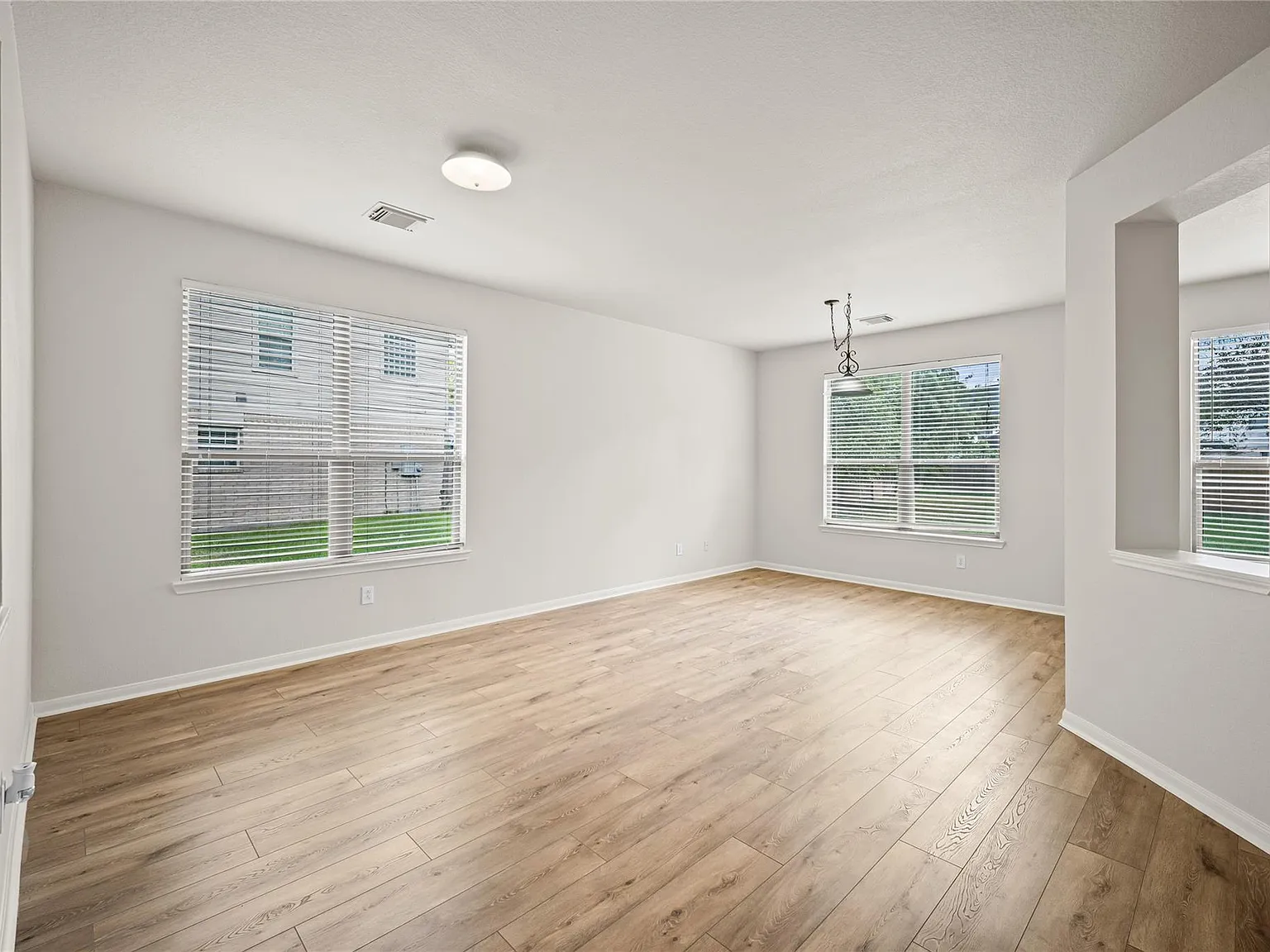 3 bed, 2.5 bath, 2791 sqft, $2,900 — Photo 3