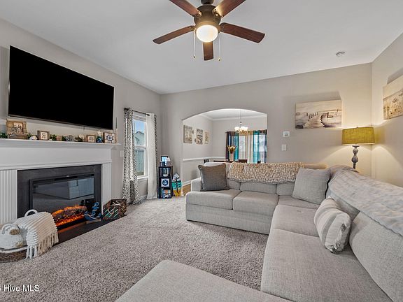 4th image of 243 Breakwater Drive