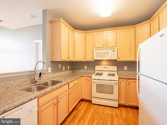 3rd image of 3850 Lightfoot St Unit 456