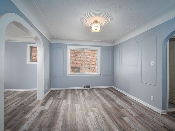 3rd image of 15752 Ward Ave