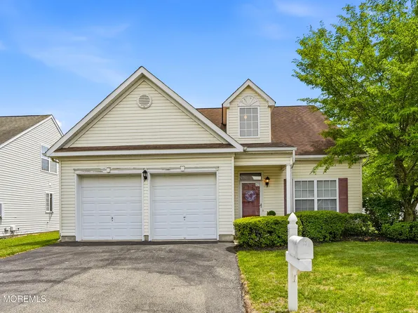 5 Holly Manor Court, Helmetta, NJ 08828