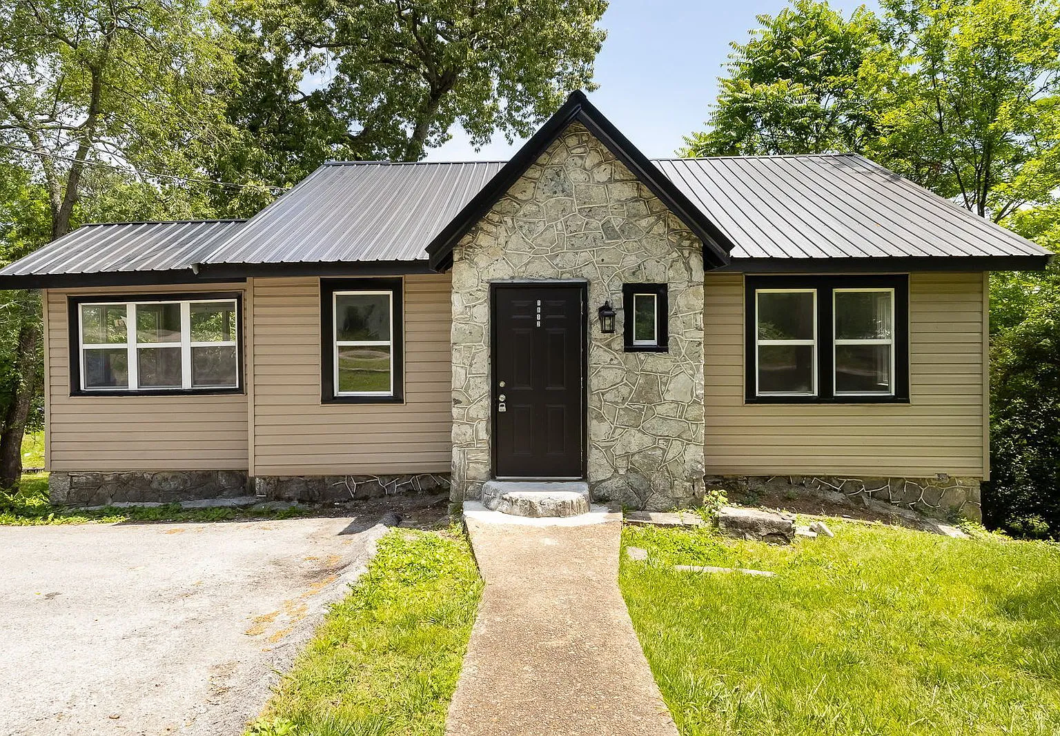 3 bed, 2.0 bath, 1926 sqft, $1,795 — Photo 1