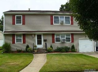 77 Garden Dr, Albertson, NY 11507
