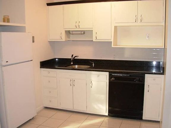 5th image of 230 Essex St #30