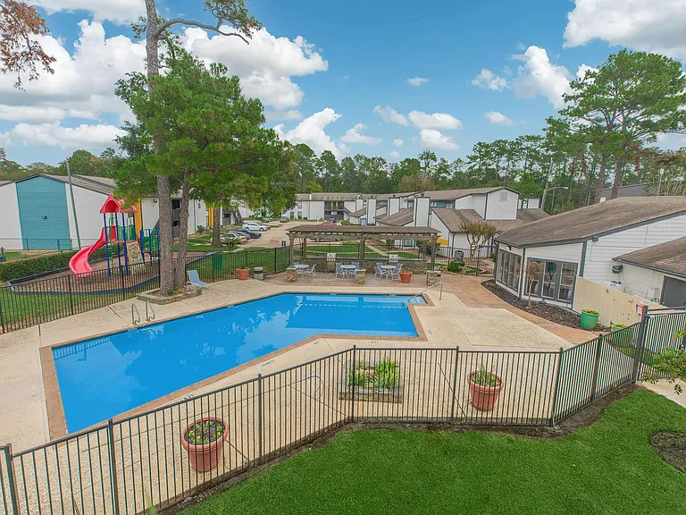 Kendall Manor — Photo 16