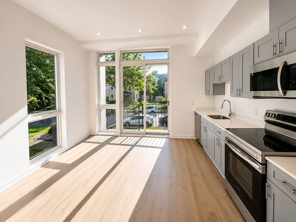 1st image of 2425 20th St NE #13