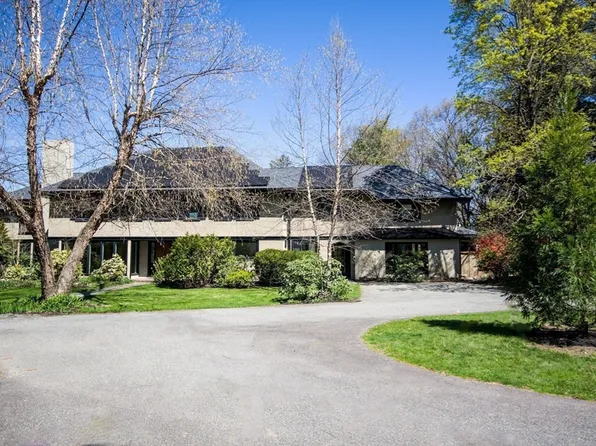 34 Century Ln, Milton, MA 02186