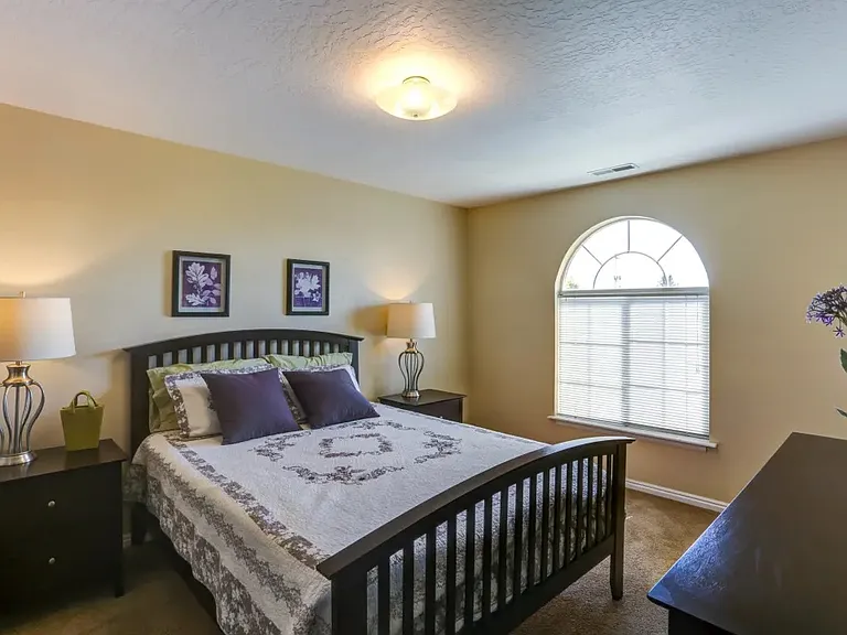 Sterling Pointe Apartments — Photo 45