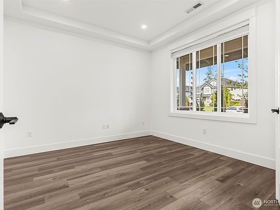 4th image of 8423 185th Avenue Pl E