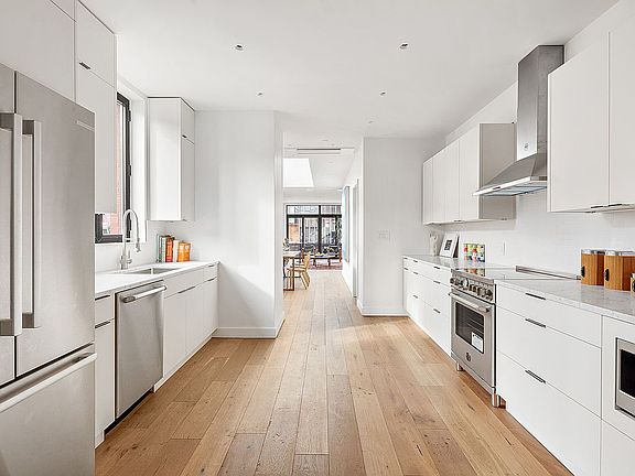 4th image of 142 Dikeman St