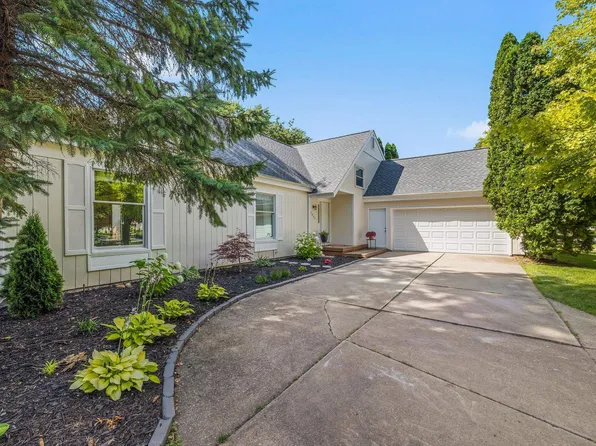 2800 Camberley Ln, Midland, MI 48640