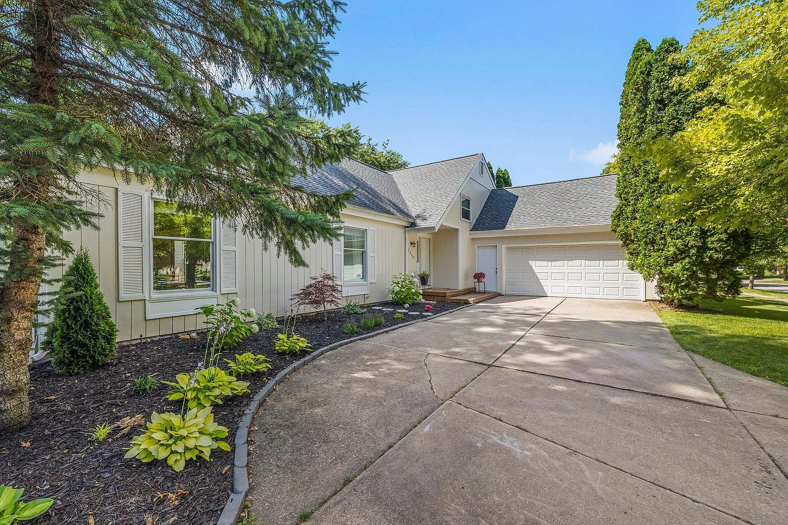 2800 Camberley Ln photo 1
