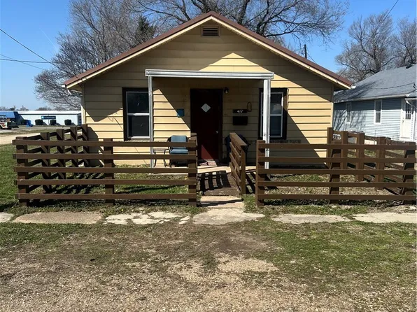 417 S Oak St, Versailles, MO 65084
