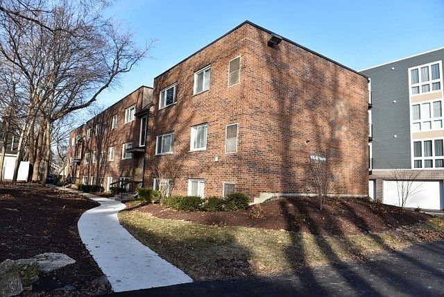 1st image of 905 N Milwaukee Ave #202