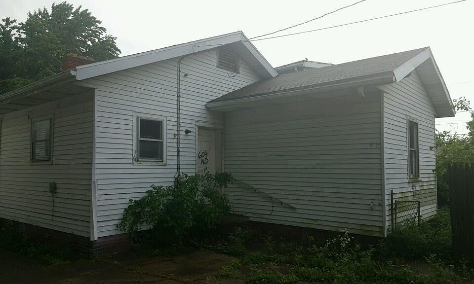 2nd image of 604 E Gum St