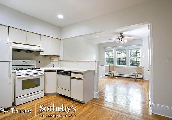 3rd image of 386 Burns St Floor 1