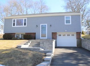 122 Chateau Dr, Somerset, MA 02726