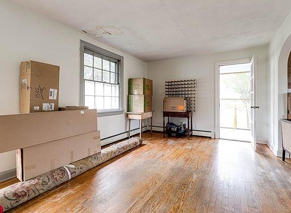 3rd image of 205 W Oak Ave