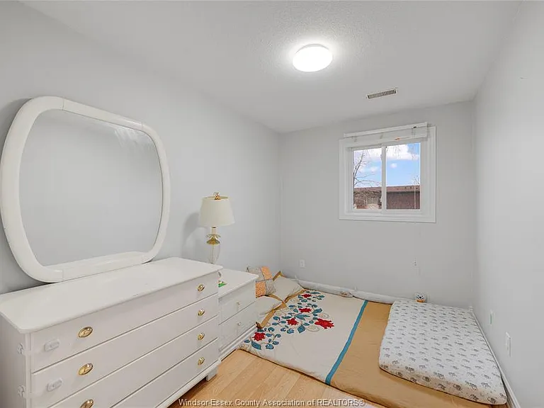6384 Thornberry Cres — Photo 16