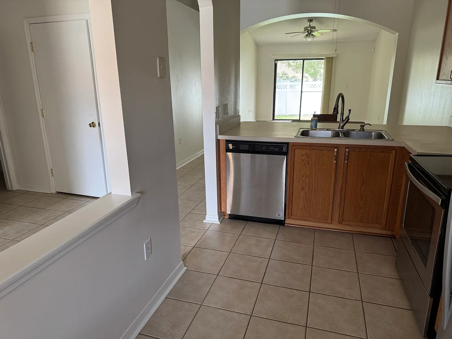 2 bed, 1008 sqft, $1,600 — Photo 4