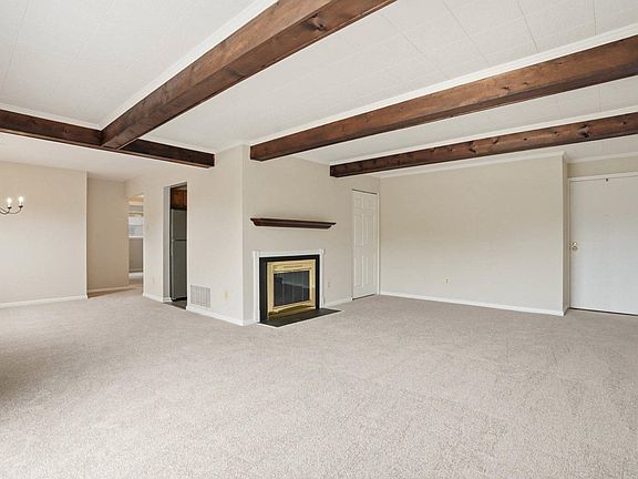 5th image of 17 Warren Lodge Ct APT 1C