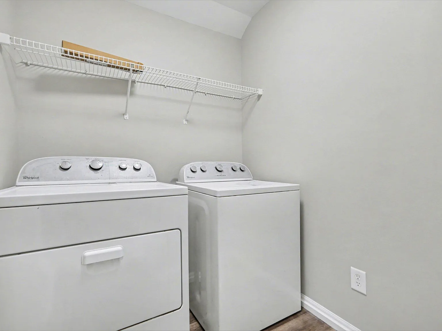 4 bed, 3.0 bath, 2320 sqft, $1,144 — Photo 2