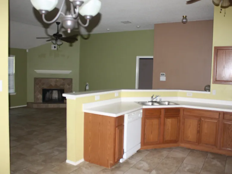 404 Pineview Ln — Photo 9