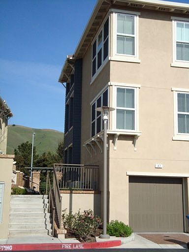 (2006) 2 Bd/2 Ba End-Unit Condo