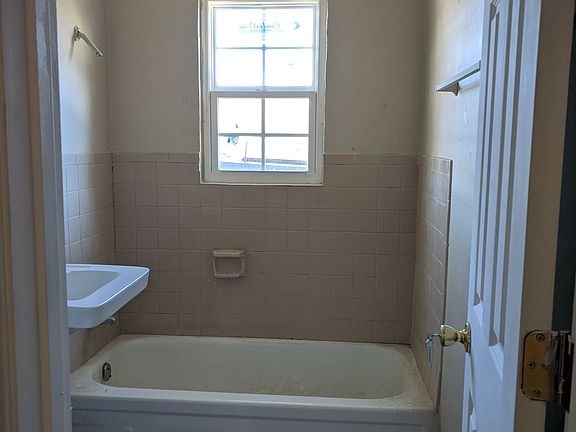 4th image of 400 Dixon St