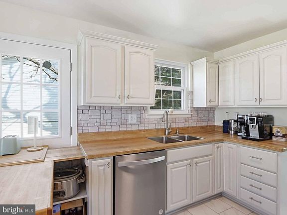 5th image of 413 Ridge View Ct