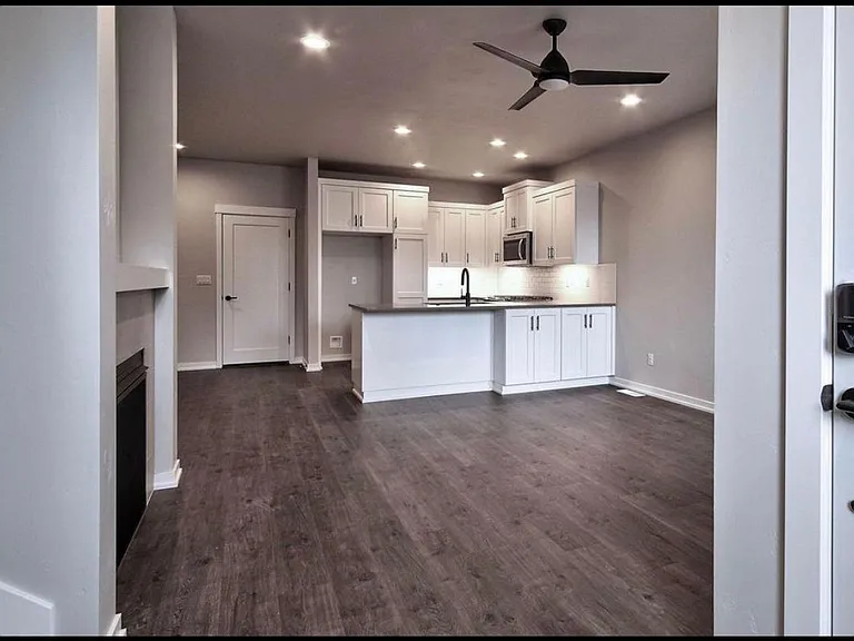 5551 SE Logan Ln — Photo 3