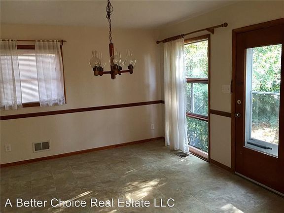 3rd image of 2418 Crockett Dr