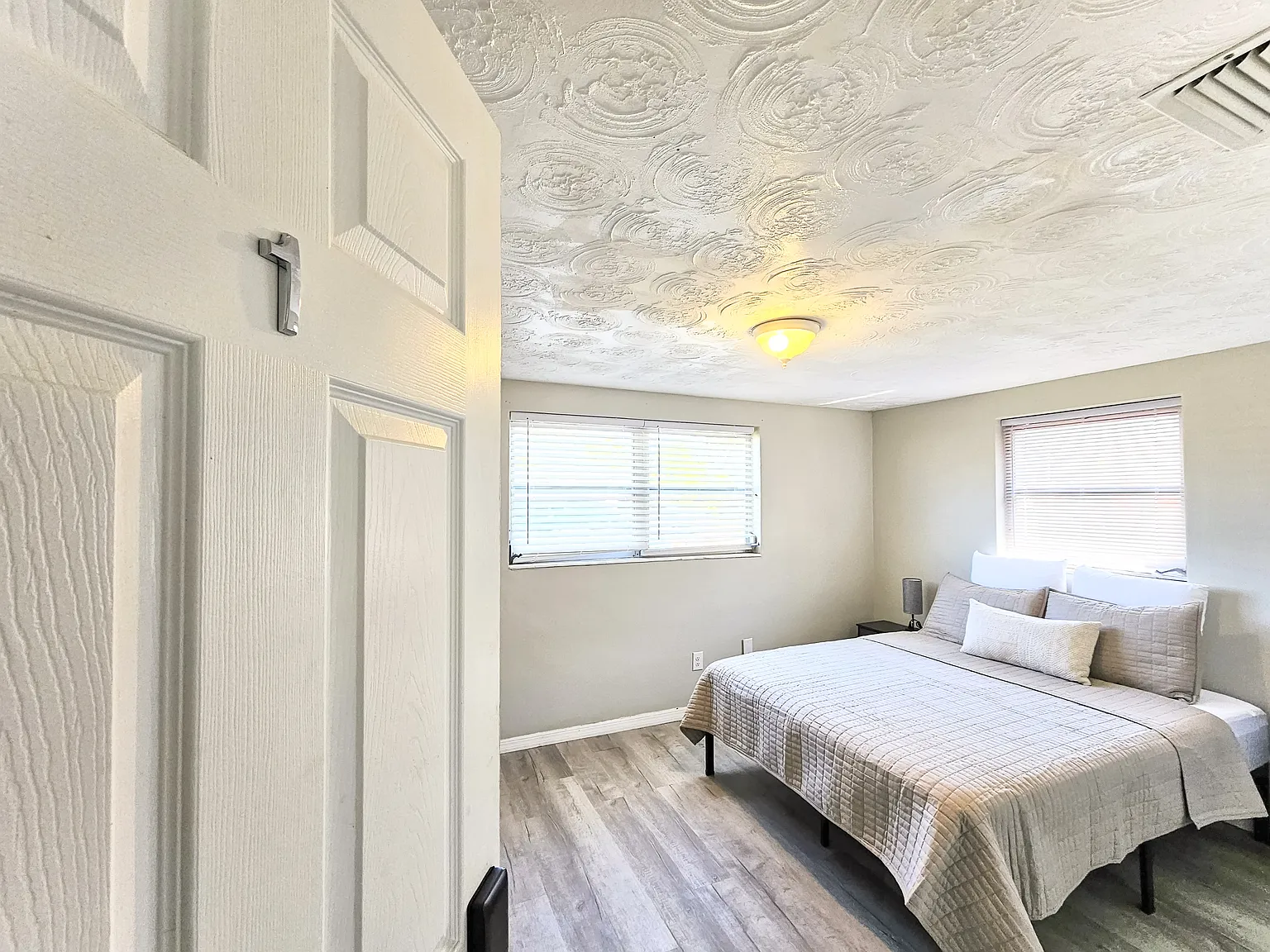 4 bed, 2.0 bath, 1100 sqft, $862 — Photo 2
