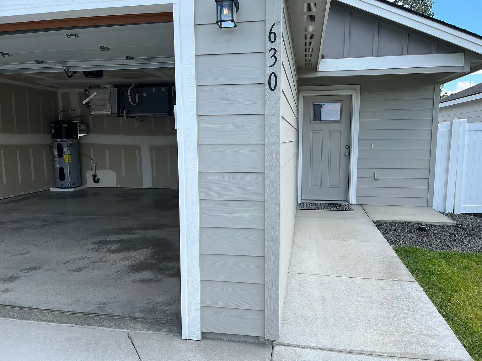 2 bed, 975 sqft, $1,900 — Photo 2