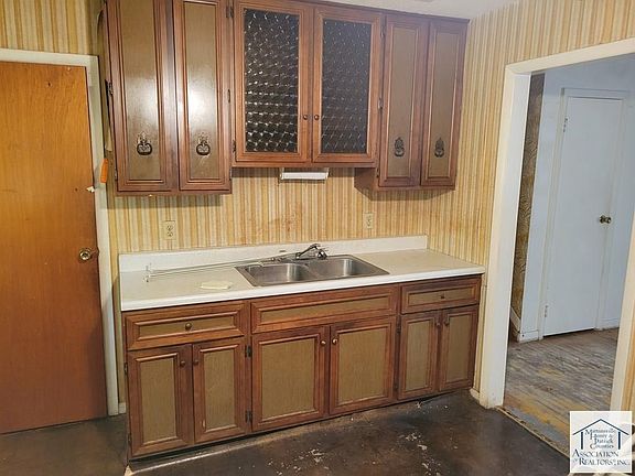 3rd image of 1301 Cardinal Ln