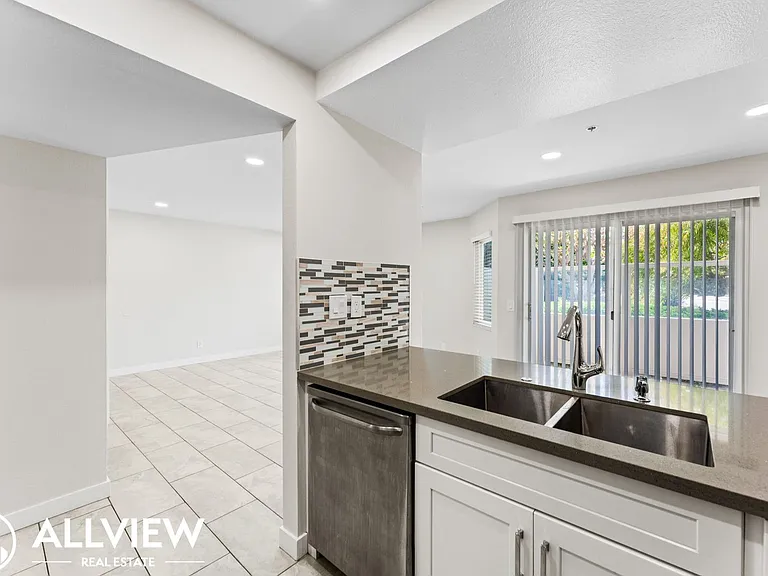 2418 Huntington Street — Photo 10