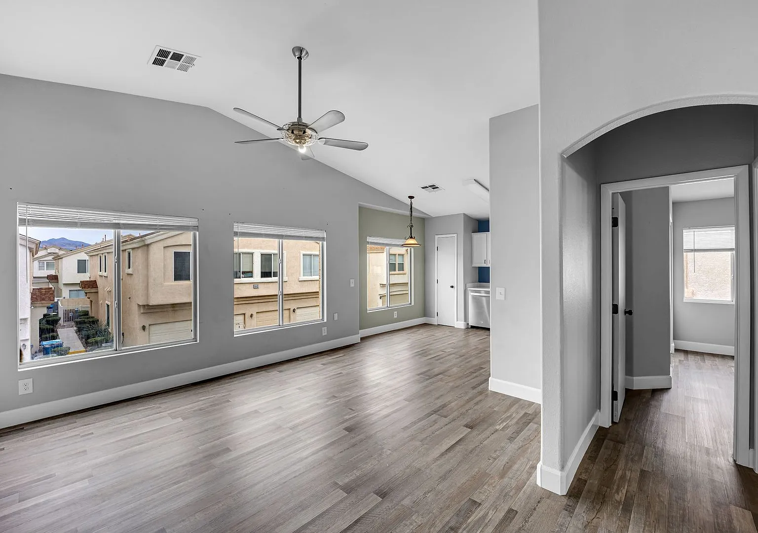 Charming 2 bedroom 2 bathroom townhome — Photo 4